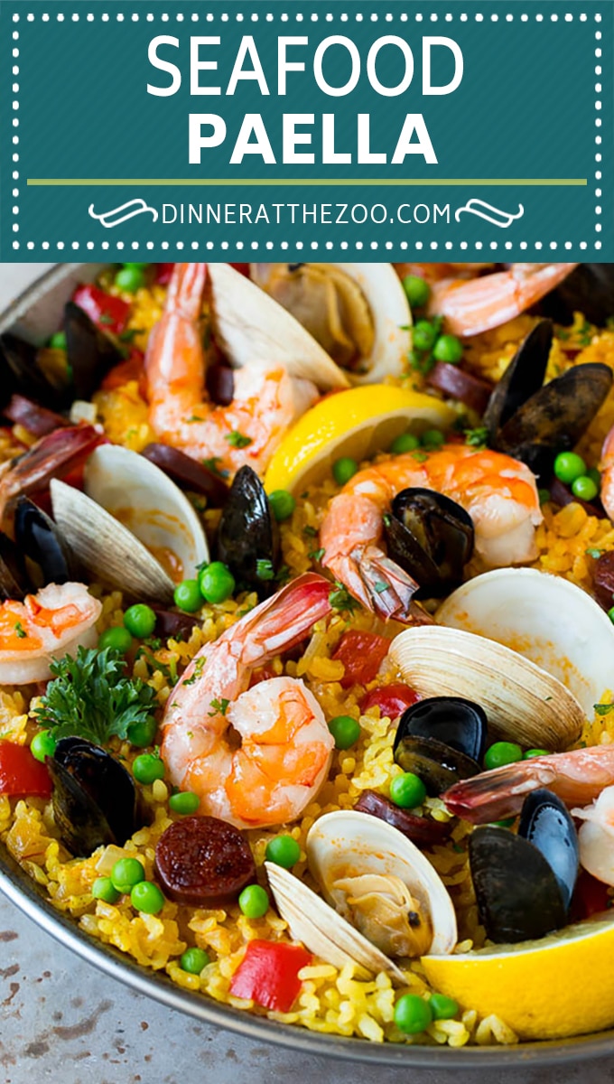 Esta paella de mariscos es una mezcla de arroz con azafrán, chorizo ​​español, camarones, almejas y mejillones, todo cocinado juntos.