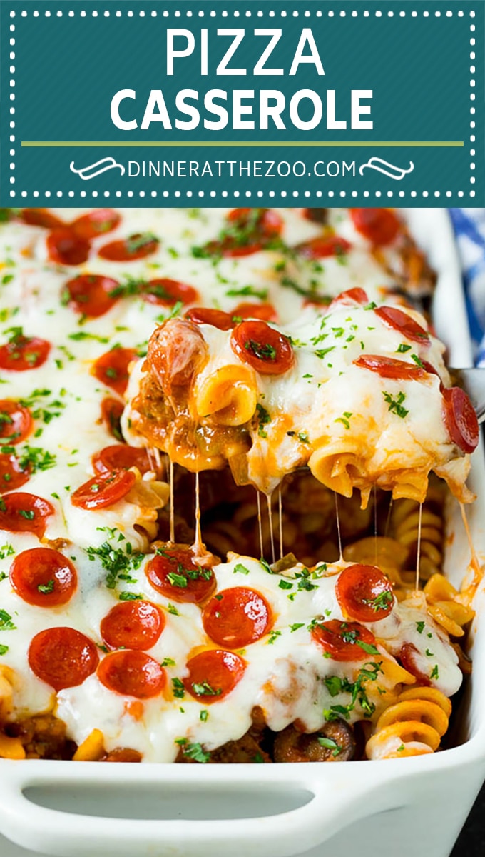 Esta pizza a la cazuela es una pasta cocida a fuego lento en salsa de tomate con pimientos, salchicha, aceitunas y pimientos.
