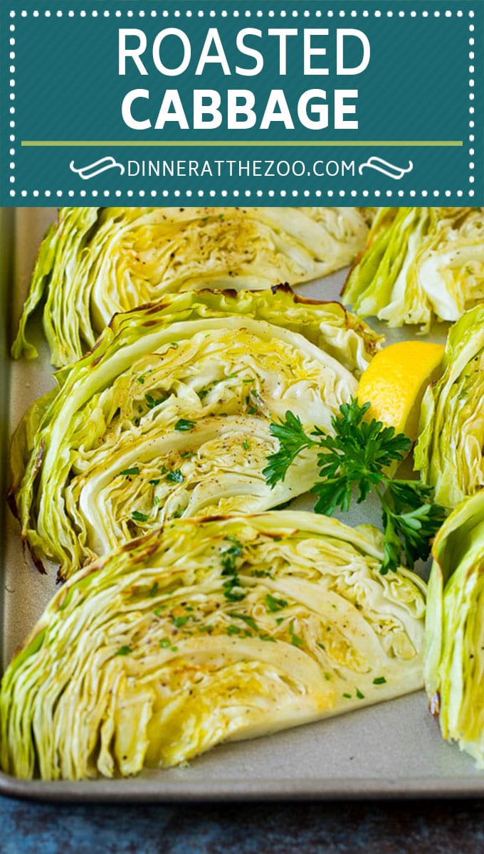Esta receta de repollo asado se hace con gajos de repollo rociados con aceite de oliva y especias, luego se hornea en el horno hasta que estén tiernos y dorados.