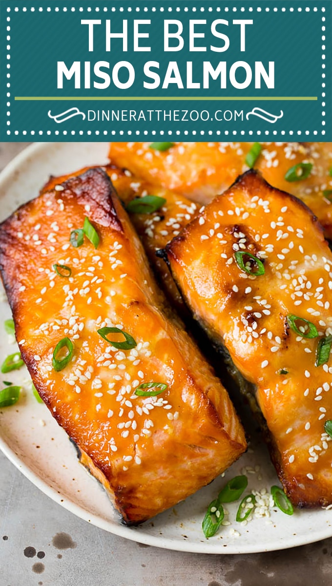 Este salmón miso se hace con filetes de pescado fresco empapados en una sabrosa marinada, luego se asa a la parrilla a la perfección y se adorna con semillas de sésamo.
