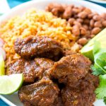 Esta receta de chile de Colorado es un platillo tradicional mexicano hecho con tierna carne de res cocinada a fuego lento en una sabrosa salsa de tomate.  ¡Es el acompañamiento perfecto para burritos, enchiladas y tacos!  Anuncio #YesYouCAN