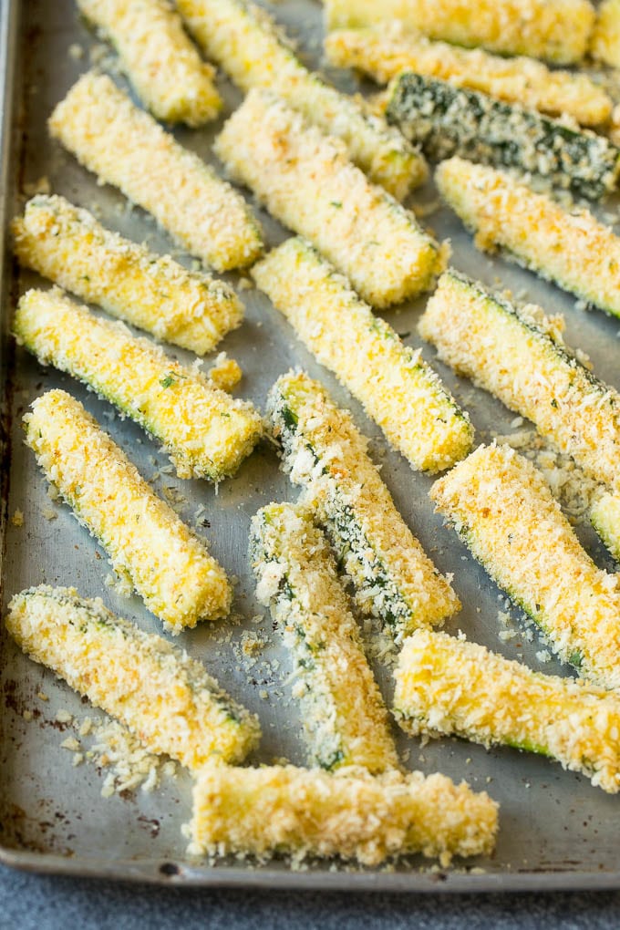 Receta de calabacín frito |  Patatas fritas de calabacín |  Receta de calabacín #aperitivo #zucchine #snack #dinneratthezoo Palitos de calabacín cubiertos de huevo, parmesano y pan rallado.
