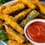 Una olla de calabacín frito servido con la marinara para mojar.