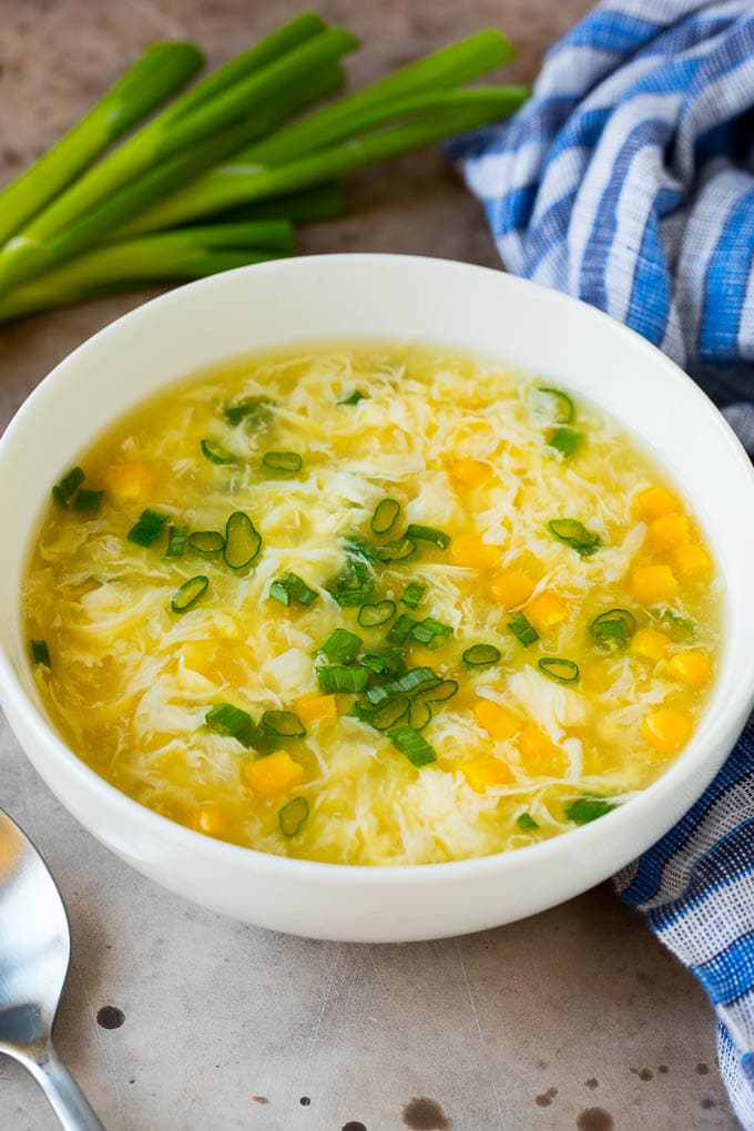 Un plato de sopa de huevo aderezado con cebollas verdes.