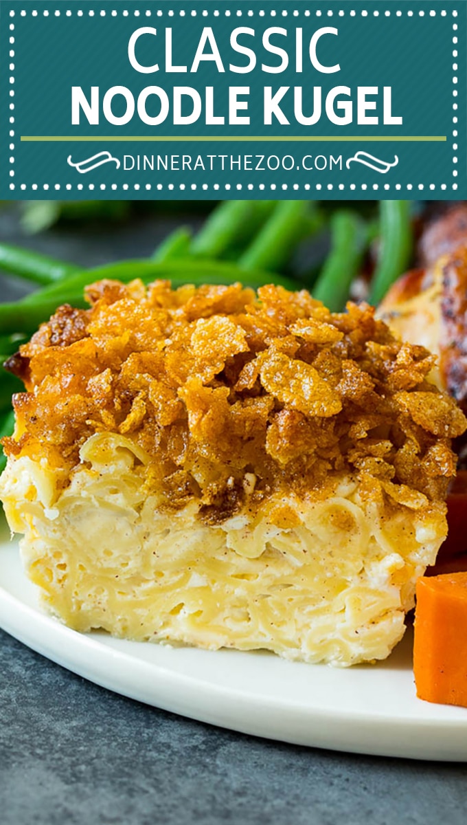 Este kugel de fideos está hecho con fideos de huevo cocidos en una mezcla de natillas dulces, luego terminado con un relleno de canela y copos de maíz de azúcar.