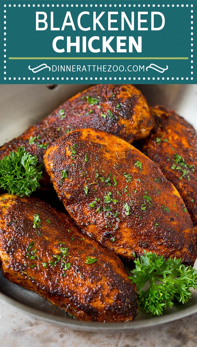 Este pollo ennegrecido está hecho con pechugas de pollo cubiertas de mantequilla y una mezcla de ingredientes de la casa, luego se quema para crear una corteza oscura.