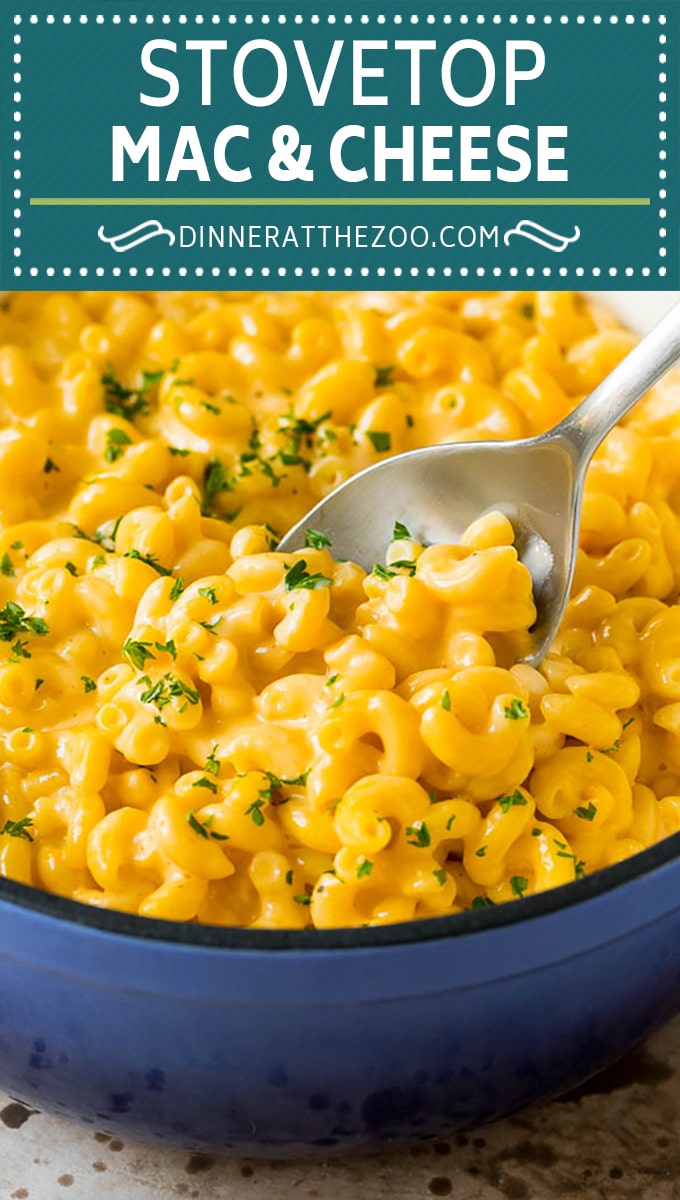 Este macarrones con queso es un plato único de macarrones suaves cocidos a fuego lento en una salsa ultra cremosa con dos tipos de queso.