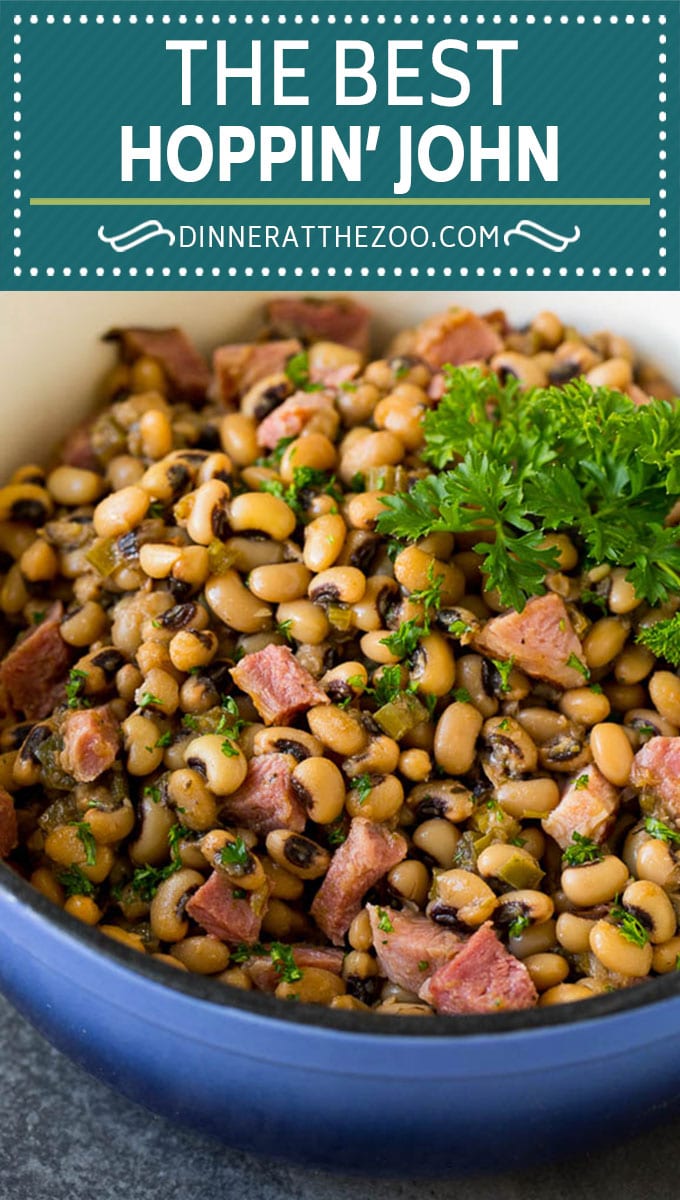 Esta receta de Hoppin 'John está hecha con guisantes de ojo negro cocidos a fuego lento con jamón y verduras hasta que estén tiernos, luego se sirve sobre arroz.