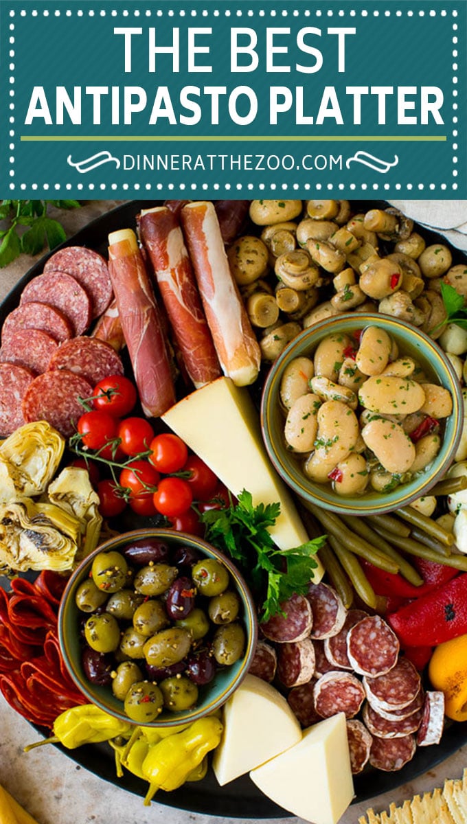 Esta fuente de antipasto es una combinación de carnes curadas italianas, quesos, verduras y pan, todo organizado para crear una fabulosa exhibición de antipasti.