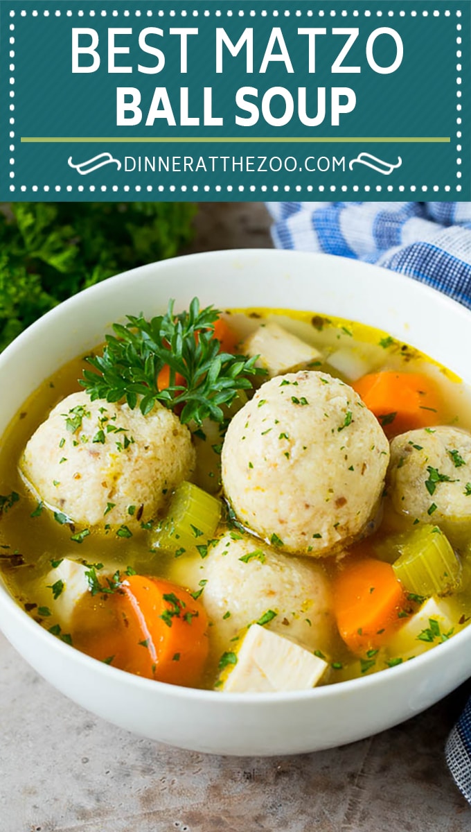 Esta sopa de albóndigas de matzá está hecha con pollo cocido a fuego lento y verduras con bolas de matzá en un caldo salado.