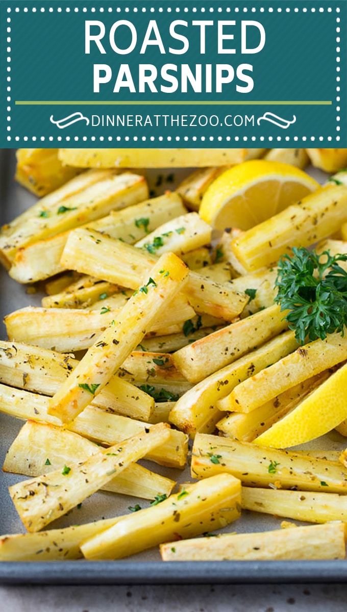 Estas chirivías asadas se cubren con ajo, aceite de oliva y hierbas, luego se cocinan hasta que estén doradas.