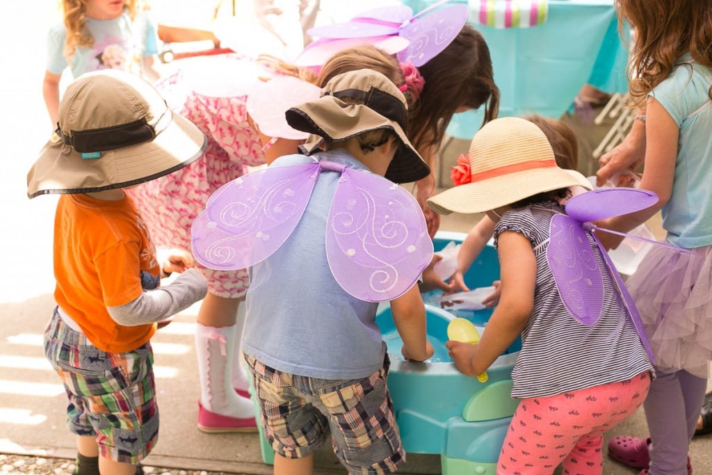 Cómo organizar una fantástica fiesta de cumpleaños congelada sin gastar mucho dinero.  ¡Ideas para decoraciones, comida, actividades y más!