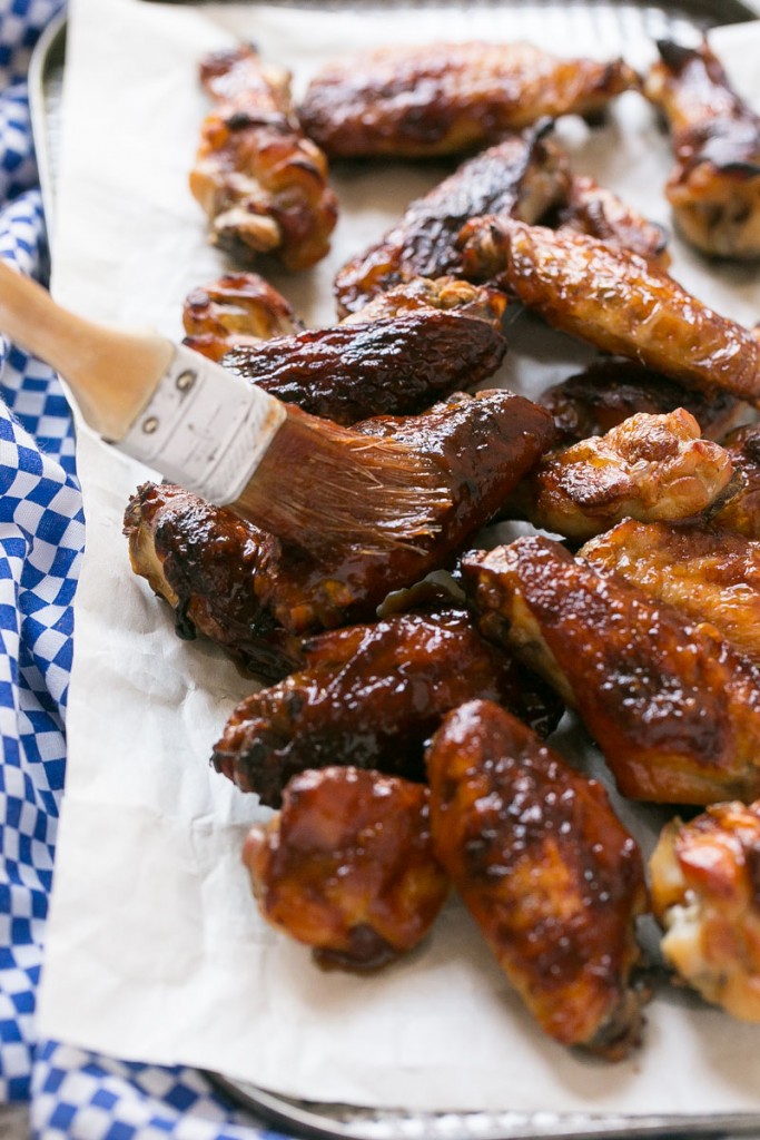 Estas alitas de pollo cocidas dulces y picantes están cubiertas con una salsa barbacoa casera.  ¡Quedan muy crujientes sin freír!  #OneOfAKindFan #ad