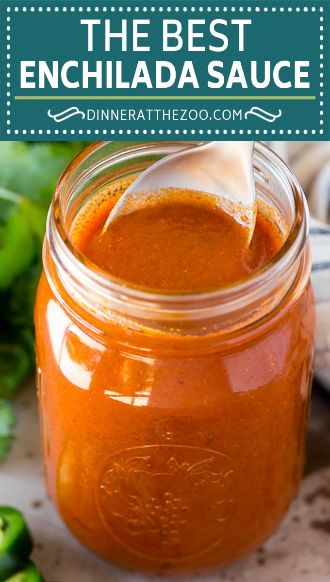 Esta salsa de enchilada casera es una mezcla de chile en polvo, caldo de pollo, condimentos y tomates, todos cocinados juntos para crear una salsa rica y abundante.