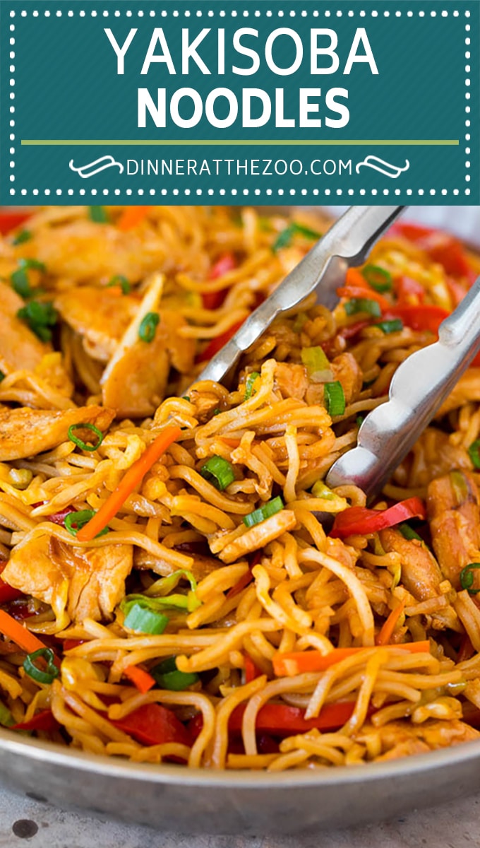 Estos fideos yakisoba son fideos tiernos salteados con pollo y verduras variadas en una salsa salada.