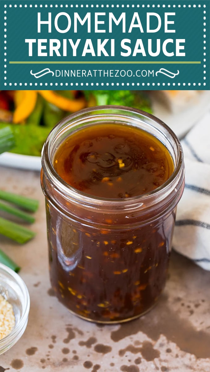 Esta salsa teriyaki casera es una mezcla de salsa de soja, azúcar morena, ajo, jengibre y aceite de sésamo, todo cocido para crear un condimento dulce y salado.