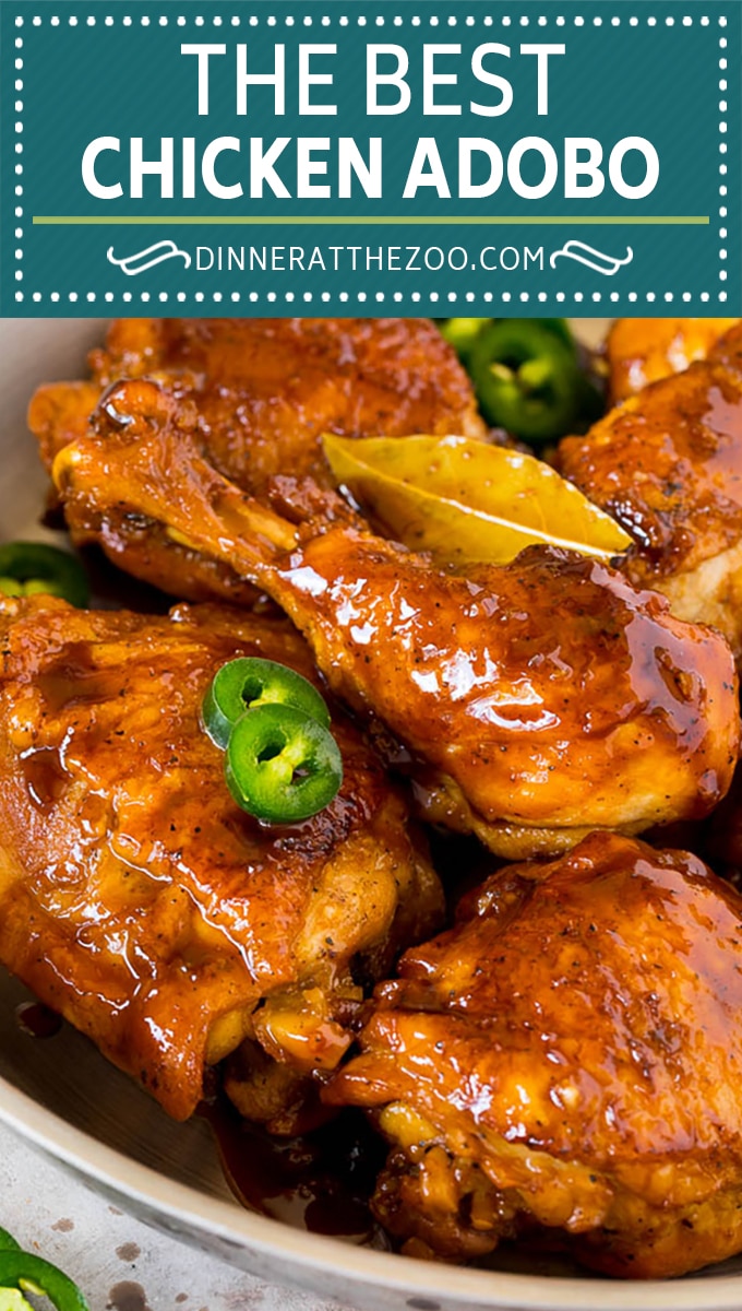 Este adobo de pollo es un plato filipino hecho con trozos de pollo cocidos a fuego lento en una salsa dulce y salada.