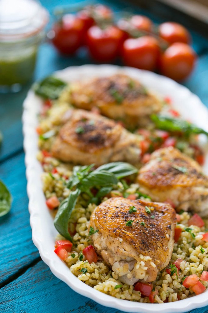 Esta cazuela de pollo con risotto de tomate y albahaca es la comida perfecta entre semana, ¡todo cocinado en un solo plato!