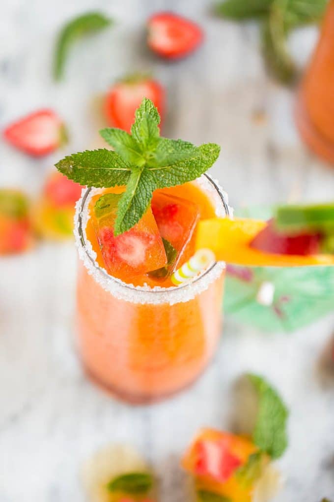 Esta receta de Strawberry Mango Agua Fresca es una bebida de frutas ligera y refrescante que solo toma 15 minutos para prepararse, ¡es la manera perfecta de refrescarse en un día caluroso!  ANUNCIO