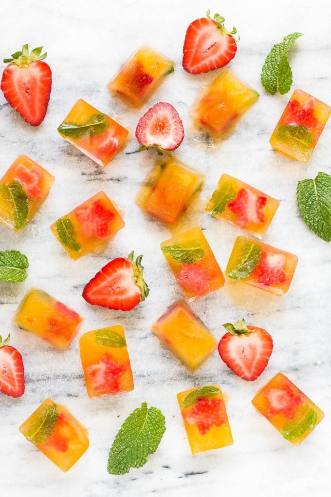 Esta receta de Strawberry Mango Agua Fresca es una bebida de frutas ligera y refrescante que solo toma 15 minutos para prepararse, ¡es la manera perfecta de refrescarse en un día caluroso!  ANUNCIO
