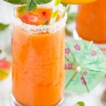 Esta receta de Strawberry Mango Agua Fresca es una bebida de frutas ligera y refrescante que solo toma 15 minutos para prepararse, ¡es la manera perfecta de refrescarse en un día caluroso!  ANUNCIO
