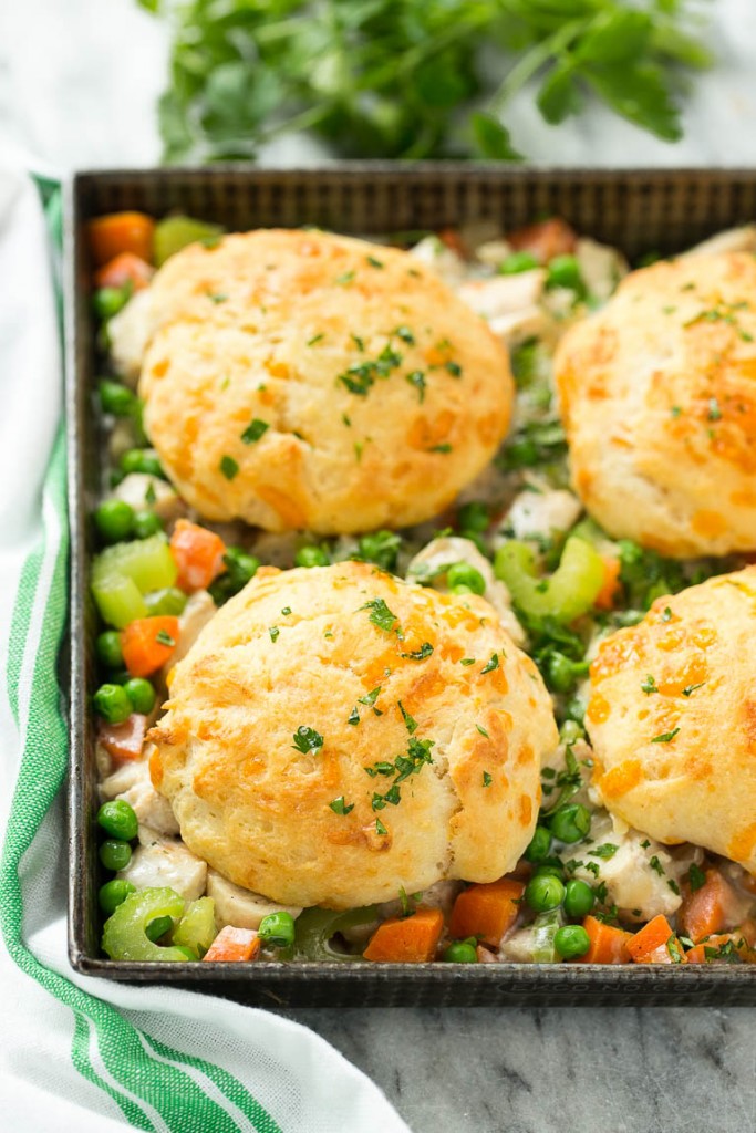 Esta receta de pastel de pollo con galletas es una mezcla cremosa de pollo sazonado, verduras y hierbas, cubierta con galletas cheddar hojaldradas y cocinada a la perfección. 