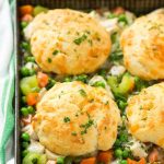 Esta receta de pastel de pollo con galletas es una mezcla cremosa de pollo sazonado, verduras y hierbas, cubierta con galletas cheddar hojaldradas y cocinada a la perfección.
