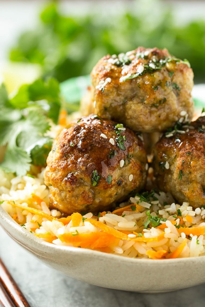 Esta receta de albóndigas de pavo asiático presenta albóndigas tiernas y ligeras cubiertas con sabores asiáticos, mezcladas con una salsa de ajo y miel y servidas sobre arroz color zanahoria.  ¡Es una comida rápida y fácil de lunes a viernes que encantará a toda la familia!