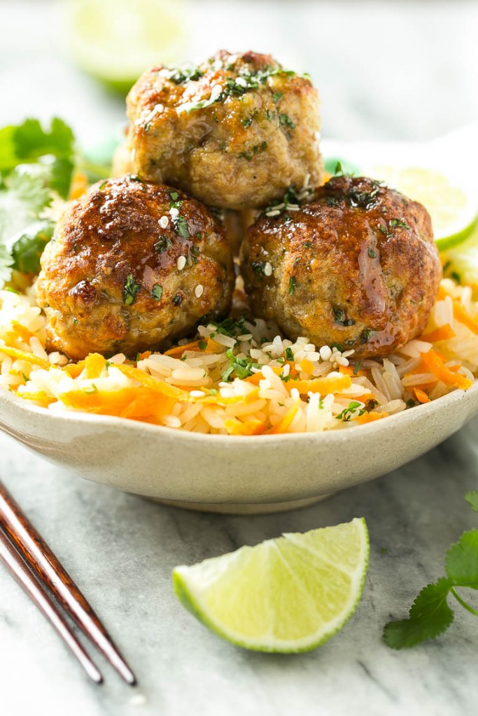 Esta receta de albóndigas de pavo asiático presenta albóndigas tiernas y ligeras cubiertas con sabores asiáticos, mezcladas con una salsa de ajo y miel y servidas sobre arroz color zanahoria.  ¡Es una comida rápida y fácil de lunes a viernes que encantará a toda la familia!