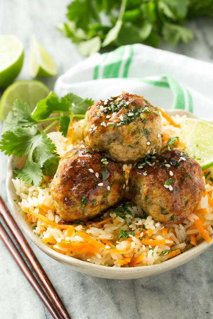 Esta receta de albóndigas de pavo asiático presenta albóndigas tiernas y ligeras cubiertas con sabores asiáticos, mezcladas con una salsa de ajo y miel y servidas sobre arroz color zanahoria.  ¡Es una comida rápida y fácil de lunes a viernes que encantará a toda la familia!