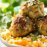 Esta receta de albóndigas de pavo asiático presenta albóndigas tiernas y ligeras cubiertas con sabores asiáticos, mezcladas con una salsa de ajo y miel y servidas sobre arroz color zanahoria.  ¡Es una comida rápida y fácil de lunes a viernes que encantará a toda la familia!