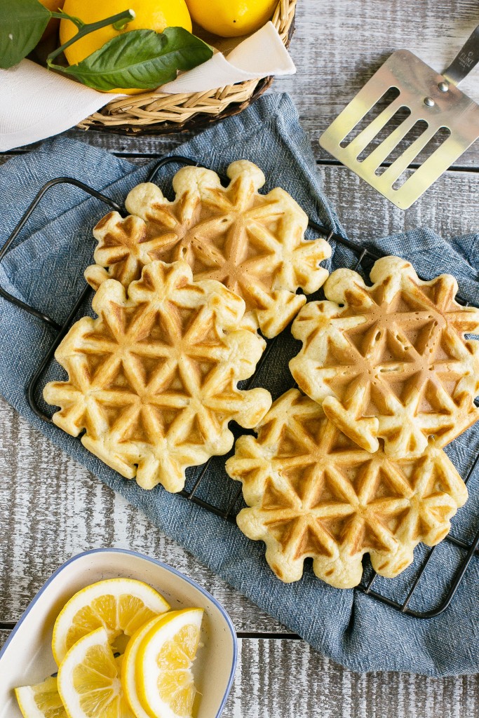 Pruebe estos waffles de crema agria de limón para una versión única de un viejo clásico.  Son perfectos para el desayuno o el brunch y se congelan maravillosamente para las ajetreadas mañanas de los días laborables.