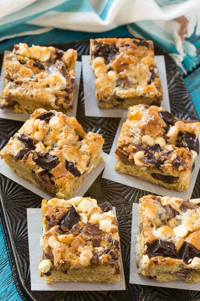 Estas barras Rocky Ledge son las MEJORES barras de galletas rellenas con tres tipos de chocolate, malvavisco y caramelo.