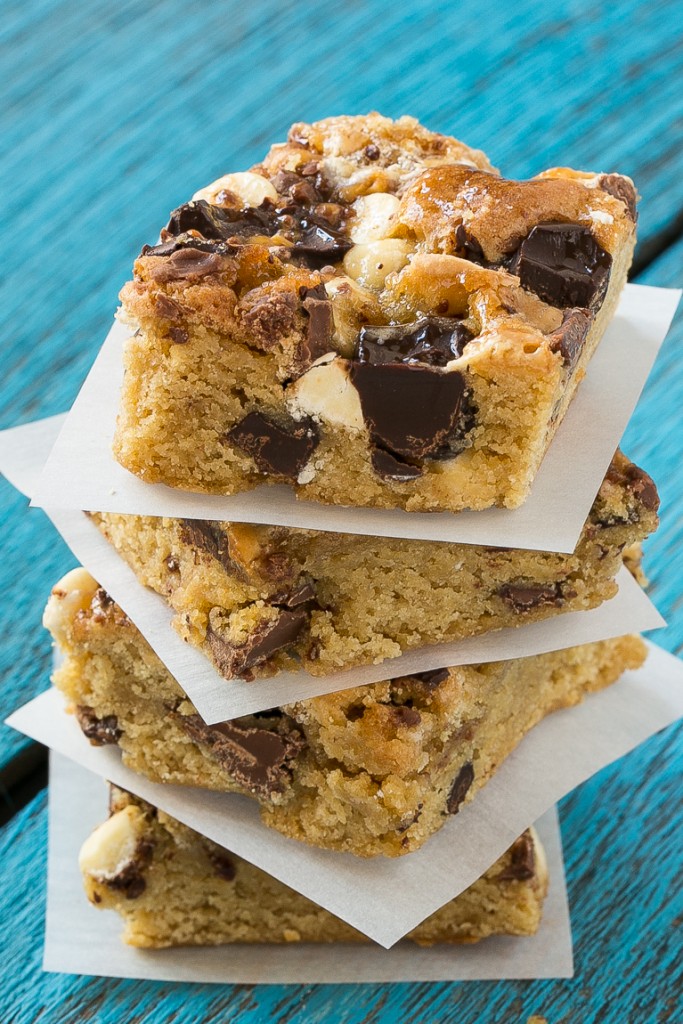 Estas barras Rocky Ledge son las MEJORES barras de galletas rellenas con tres tipos de chocolate, malvavisco y caramelo.