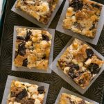 Estas barras Rocky Ledge son las MEJORES barras de galletas rellenas con tres tipos de chocolate, malvavisco y caramelo.