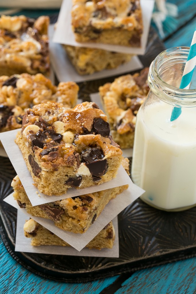 Estas barras Rocky Ledge son las MEJORES barras de galletas rellenas con tres tipos de chocolate, malvavisco y caramelo.