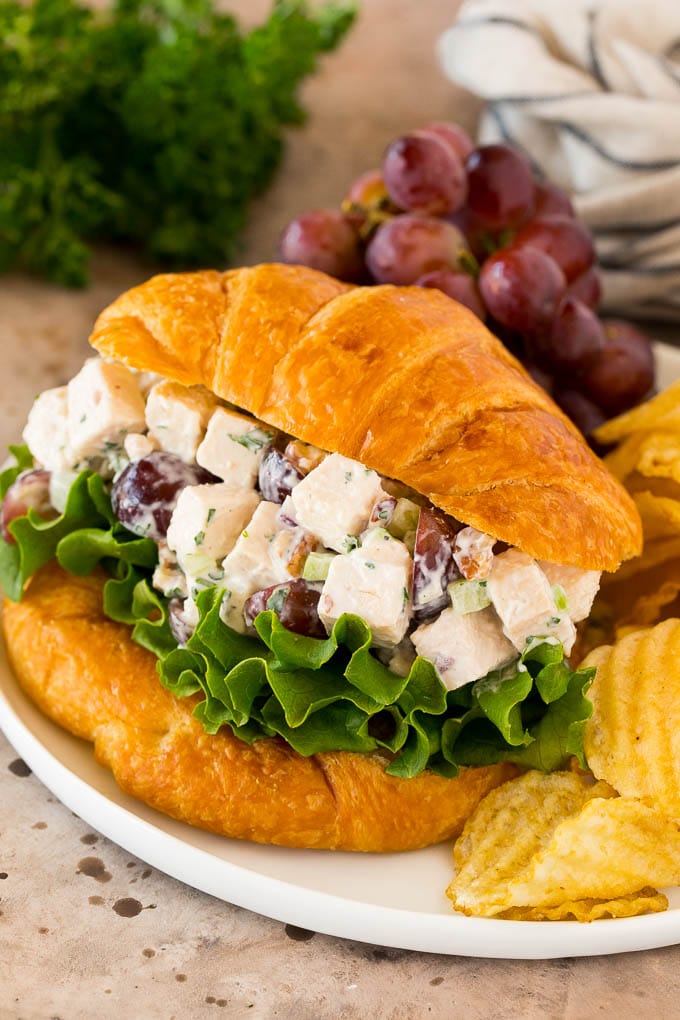 Ensalada de pollo con pasas