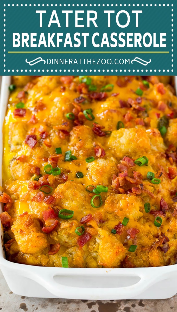 Esta cazuela de tater tot está hecha con tocino, huevos, verduras, papas y mucho queso, todo cocido juntos.