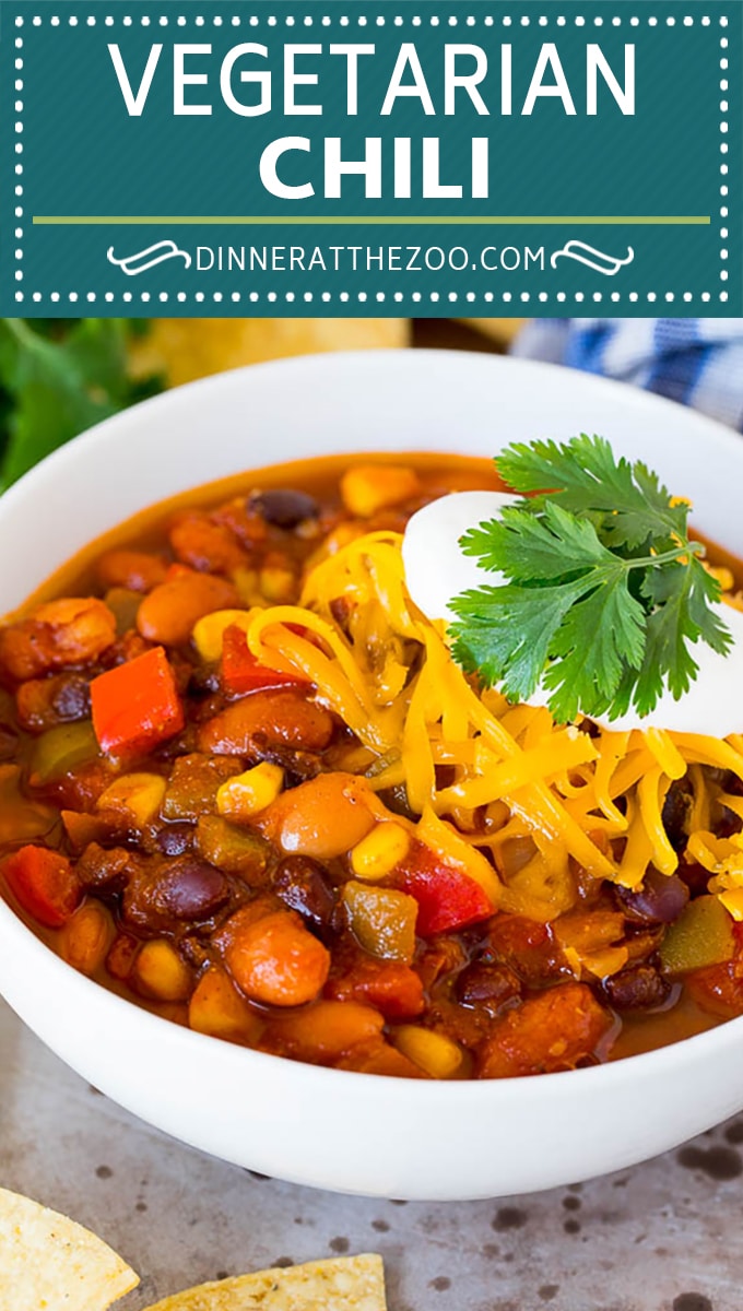 Este chile vegetariano es una mezcla de vegetales coloridos, dos tipos de frijoles y tomates.