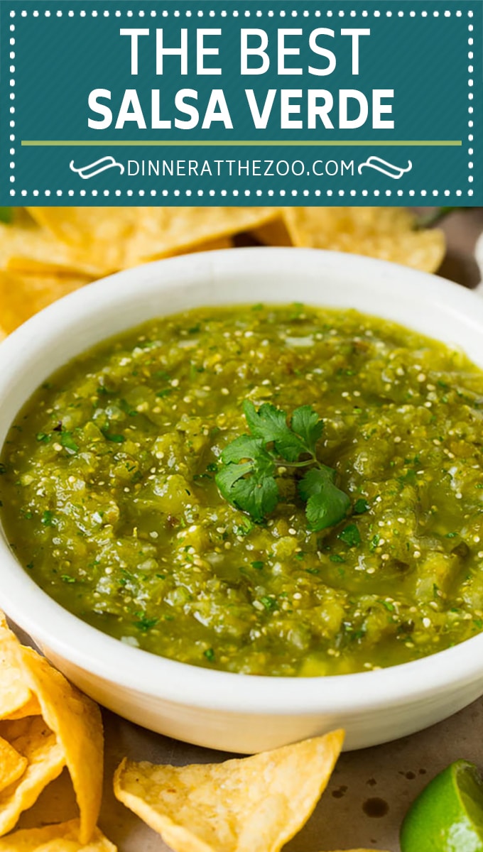 Esta salsa verde casera es una combinación de pimientos asados, tomatillos, ajo, cilantro y jugo de limón, todo mezclado para una salsa ligera y refrescante.
