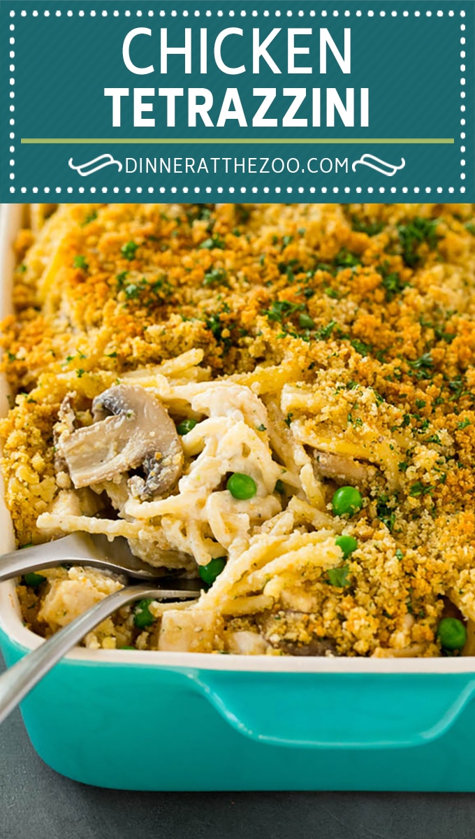 Este tetrazzini de pollo está hecho con espaguetis, champiñones, guisantes, pollo y queso, todo mezclado en una cremosa salsa casera.