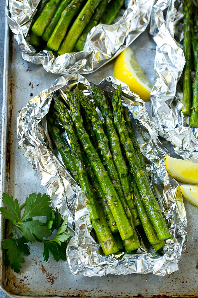 Espárragos a la plancha en papel de aluminio