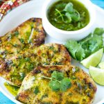 Esta receta de pollo con cilantro y lima es pollo a la parrilla marinado y cubierto con una salsa picante de cilantro y lima.  ¡La manera perfecta y rápida de darle vida a tu pollo a la parrilla!  #ConquerTheExpected #ad