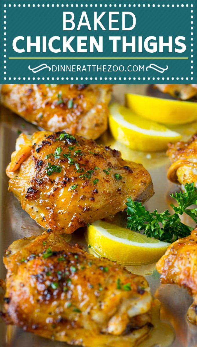 Estas piernas de pollo al horno se cubren con aceite de oliva, ajo y hierbas, luego se asan en el horno hasta que estén doradas.