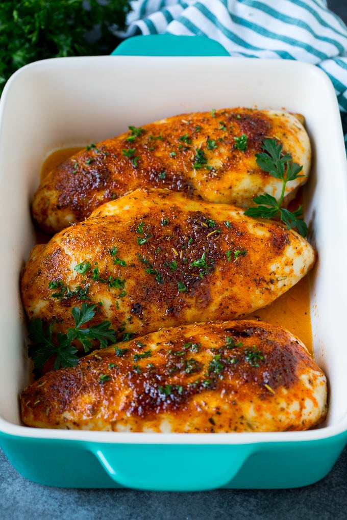 Receta de pechuga de pollo al horno #Pollo # Dinner #dinneratthezoo Pechuga de pollo al horno adornada con perejil fresco picado.