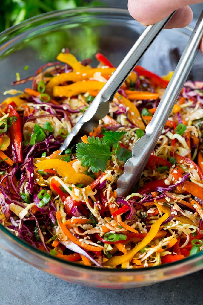 Ensalada de col con salsa de sésamo