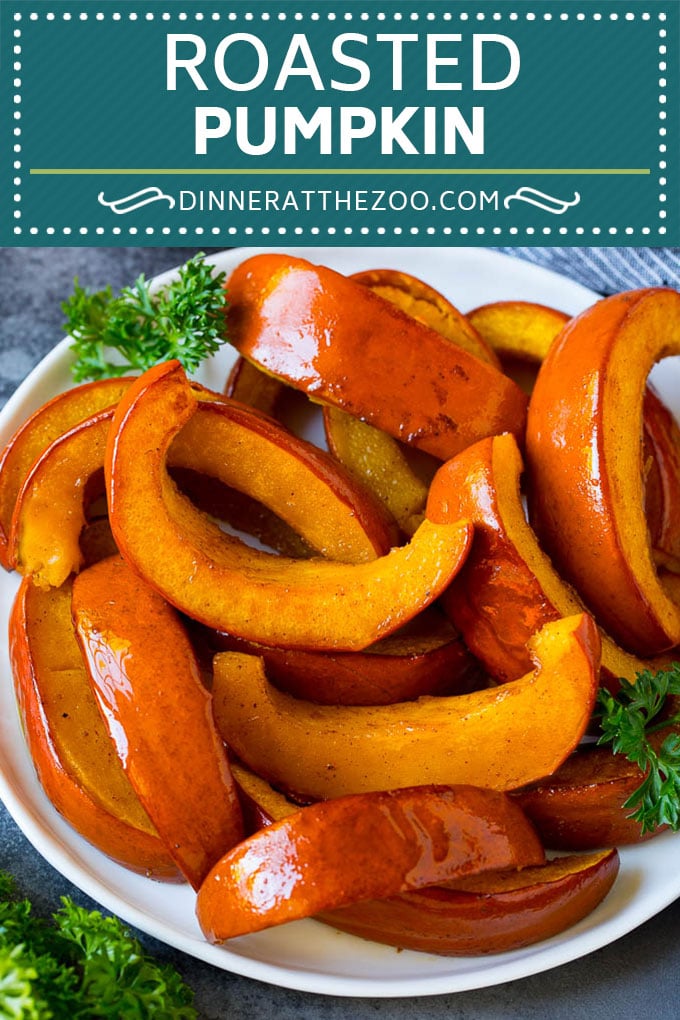 Esta receta de calabaza asada está hecha con rodajas de calabaza de pastel de azúcar cocidas con azúcar morena, jarabe de arce y canela.