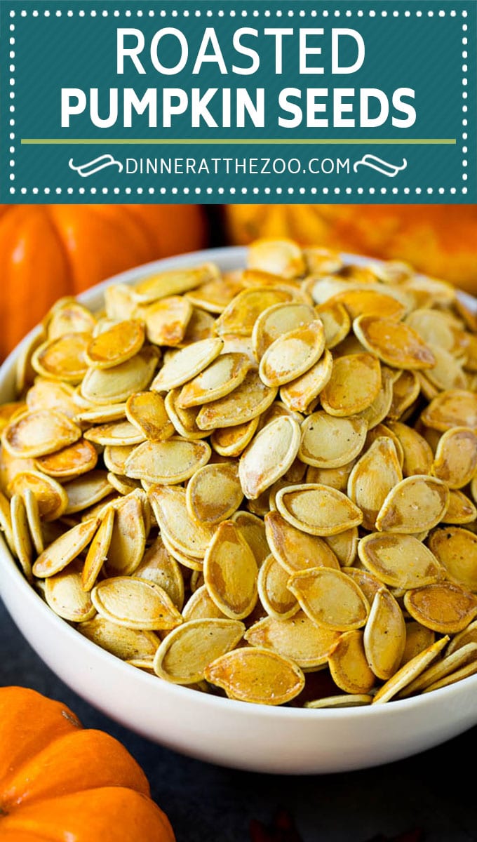 Estas semillas de calabaza tostadas se cubren con mantequilla y condimentos, luego se hornean en el horno hasta que estén doradas.