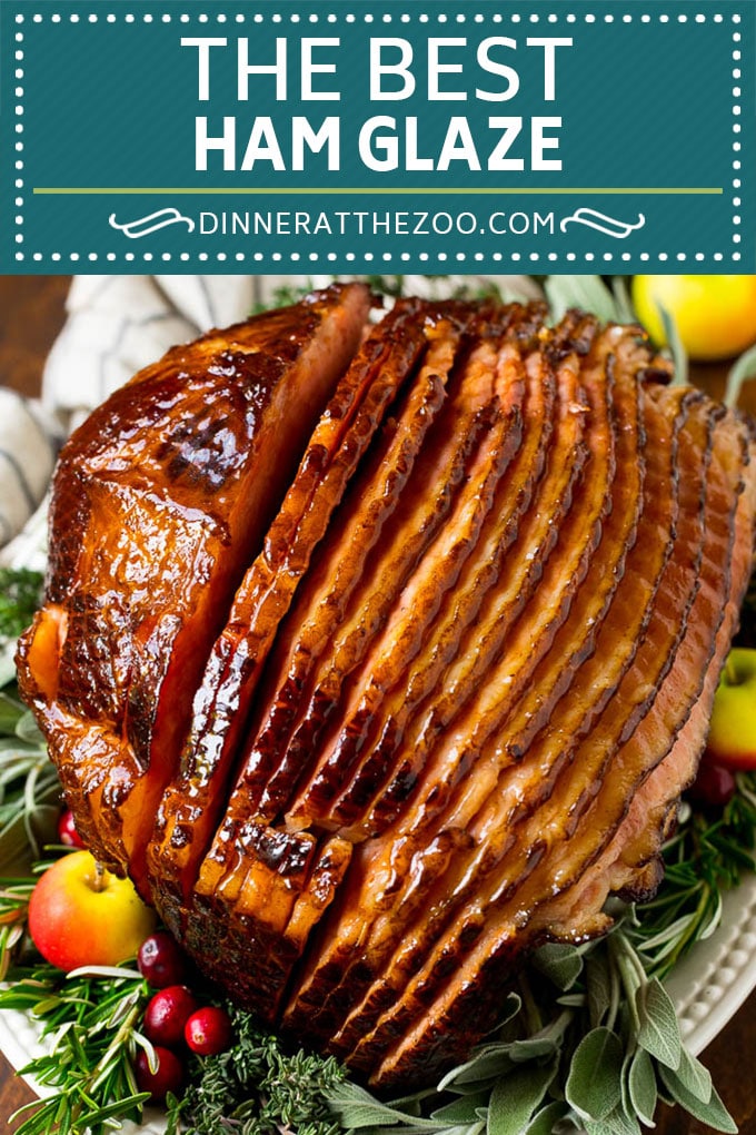 Este glaseado de jamón es una combinación de mantequilla, azúcar morena, jugo de piña y especias, todo hervido a fuego lento hasta que espese.