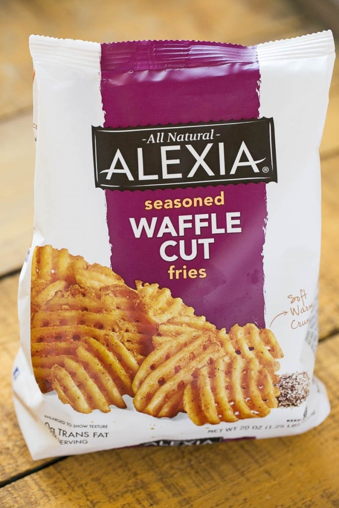 Las papas fritas están cubiertas con aderezos a base de nachos para un refrigerio divertido y delicioso.